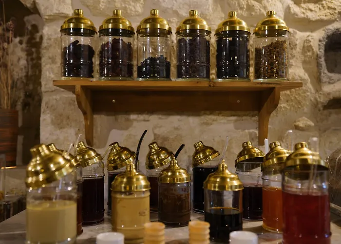 מלון Taru Cave 5*